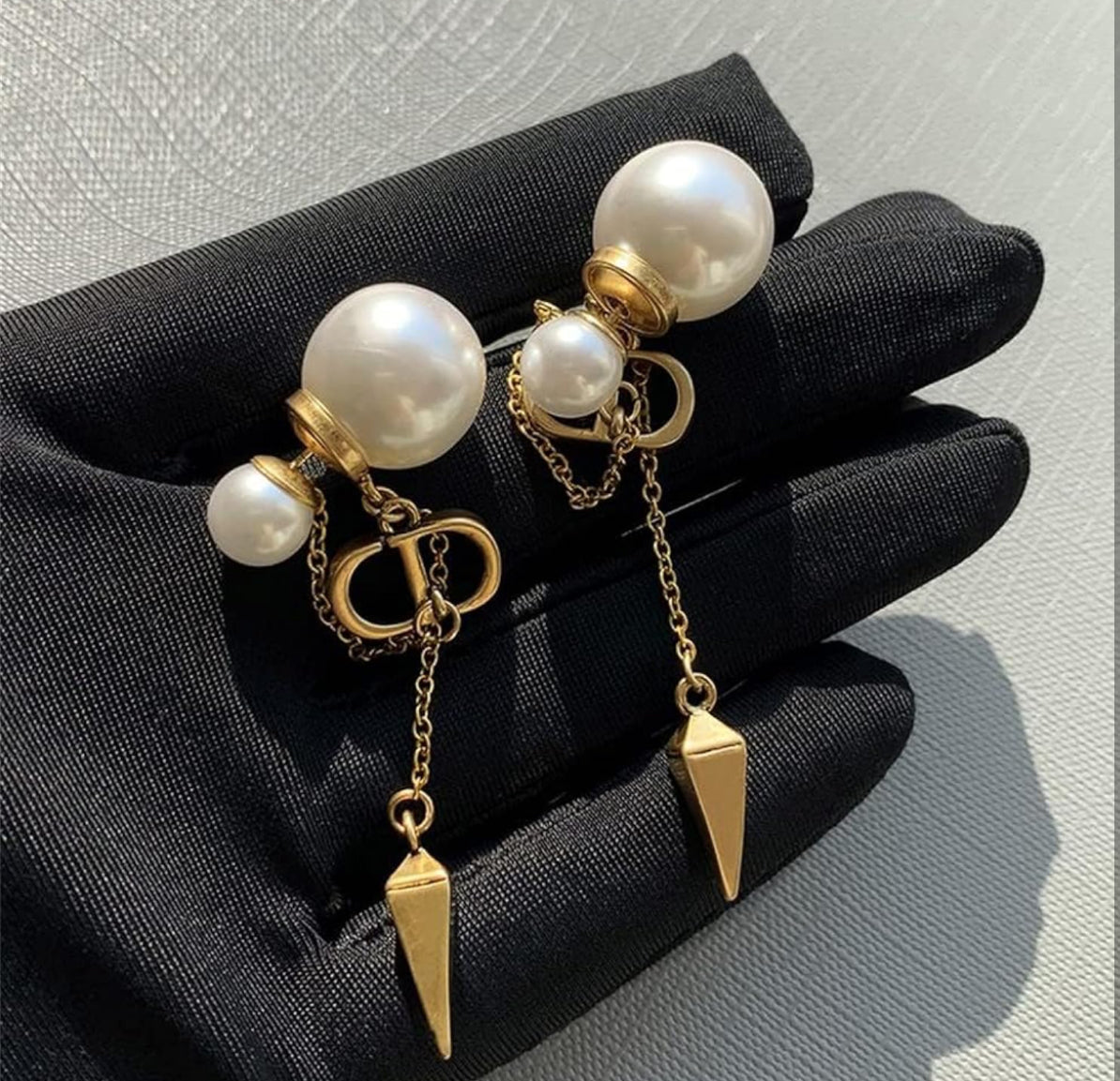 CD logo earrings with chain connect to pearl mysite