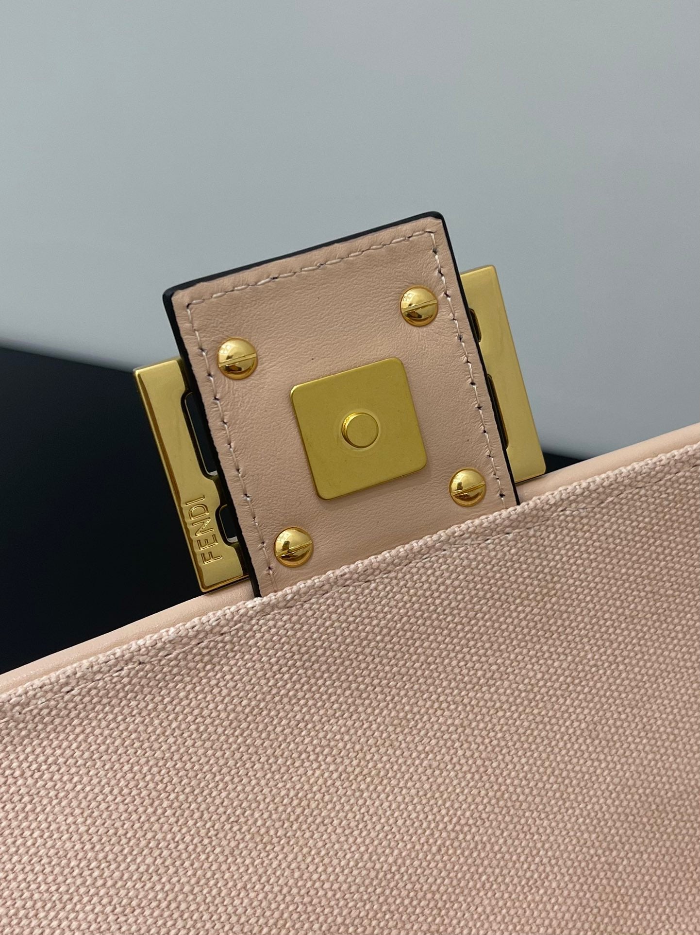 FENDI 26 BAGUETTE LIGHT PINK NAPPA LEATHER BAG WITH GOLD HARDWARE mysite