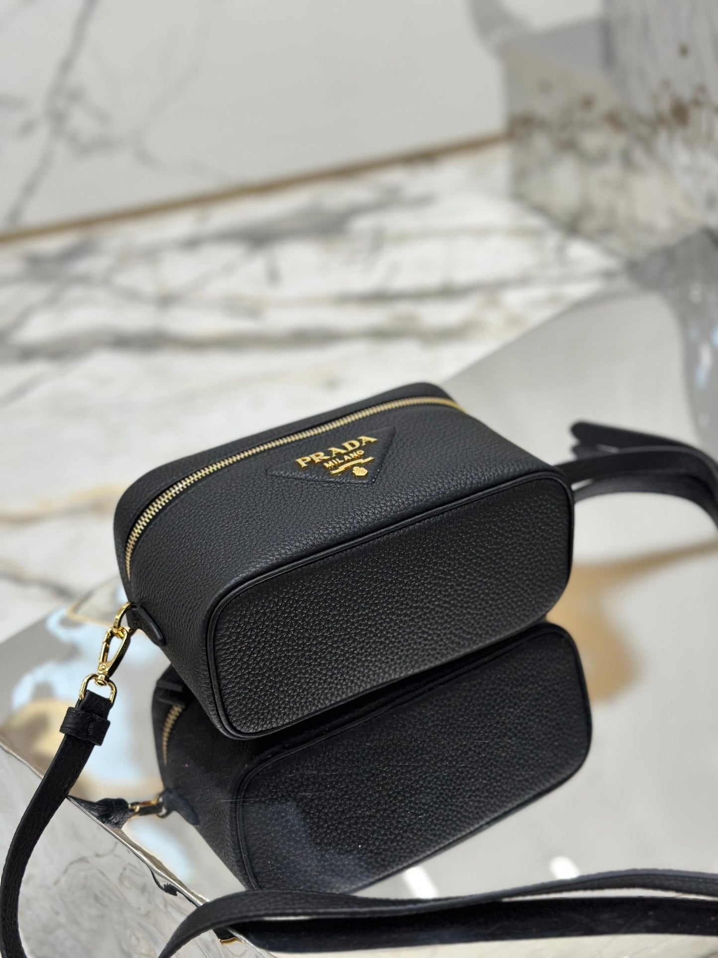 VANITY CASE 18 IN BLACK GRAINED CALFSKIN GOLD HARDWARE mysite