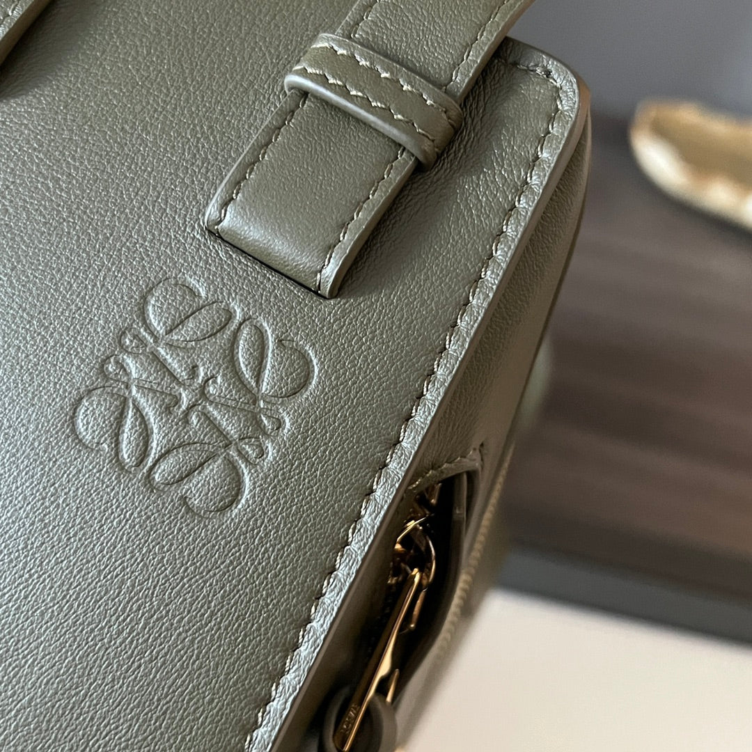 LOE 20 HAMMOCK COMPACT BAG IN ARMY GREEN CALFSKIN mysite