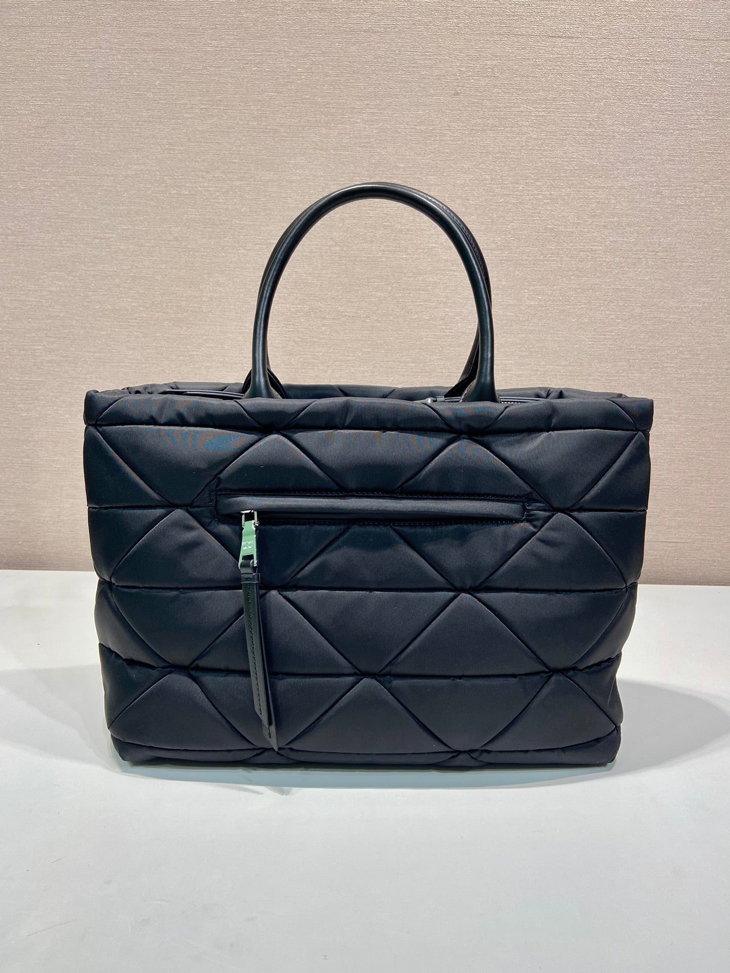 TRIANGLE PATTERN TOTE BAG 33 IN BLACK QUILTED RE-NYLON mysite