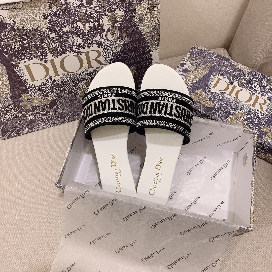 Classic Women's Solid Color Embroidery Slippers mysite