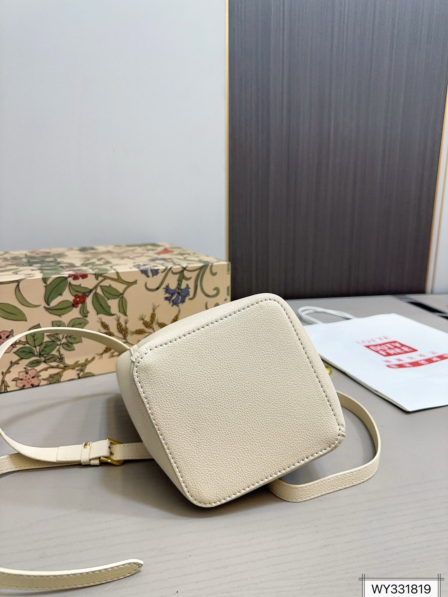 LOE MINI PEBBLE 20 BUCKET BAG IN WHITE GRAINED CALFSKIN mysite