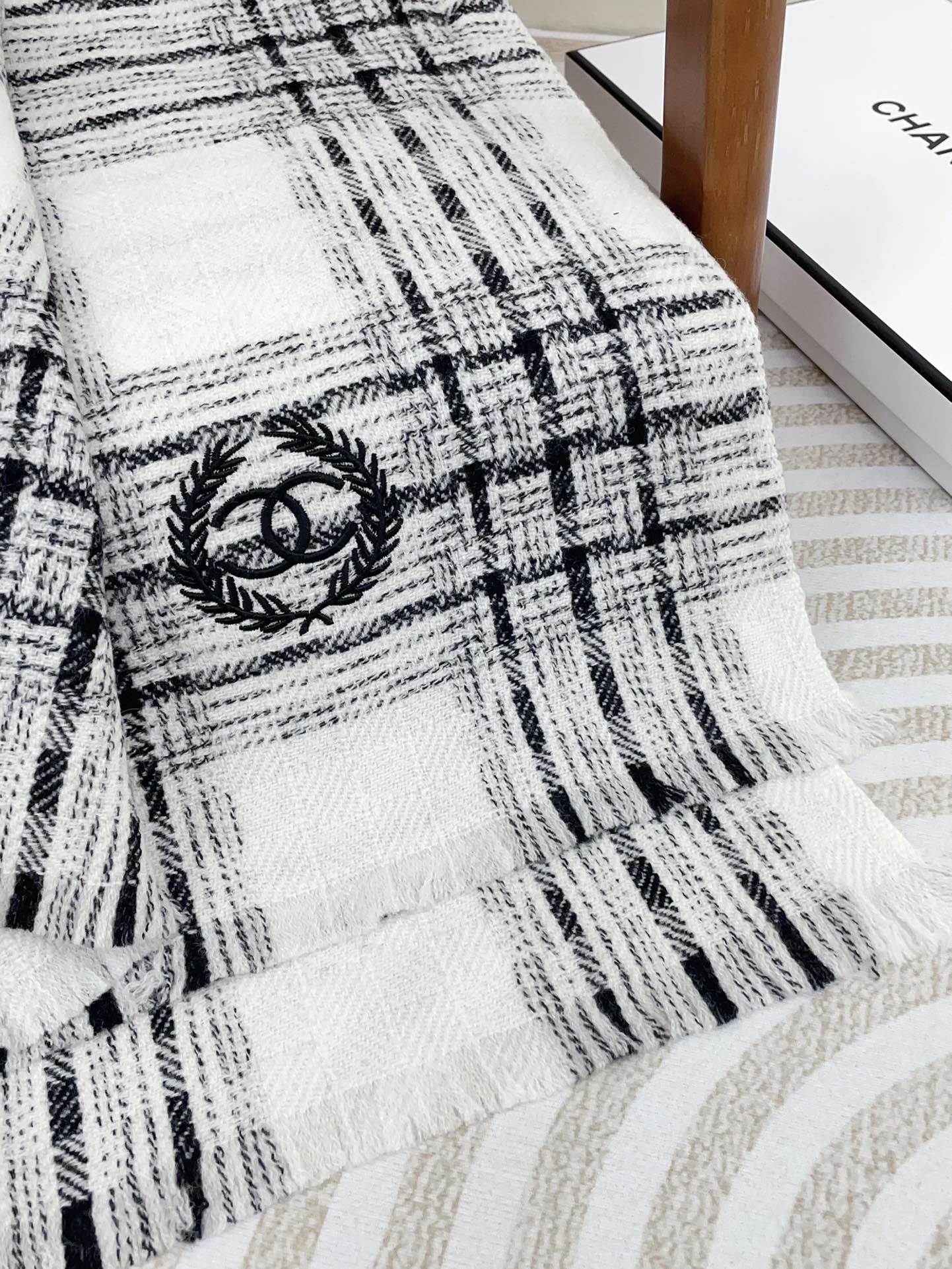 CC Scarf 190 CM In White With Black Stripes Fleece Wool 416907 mysite