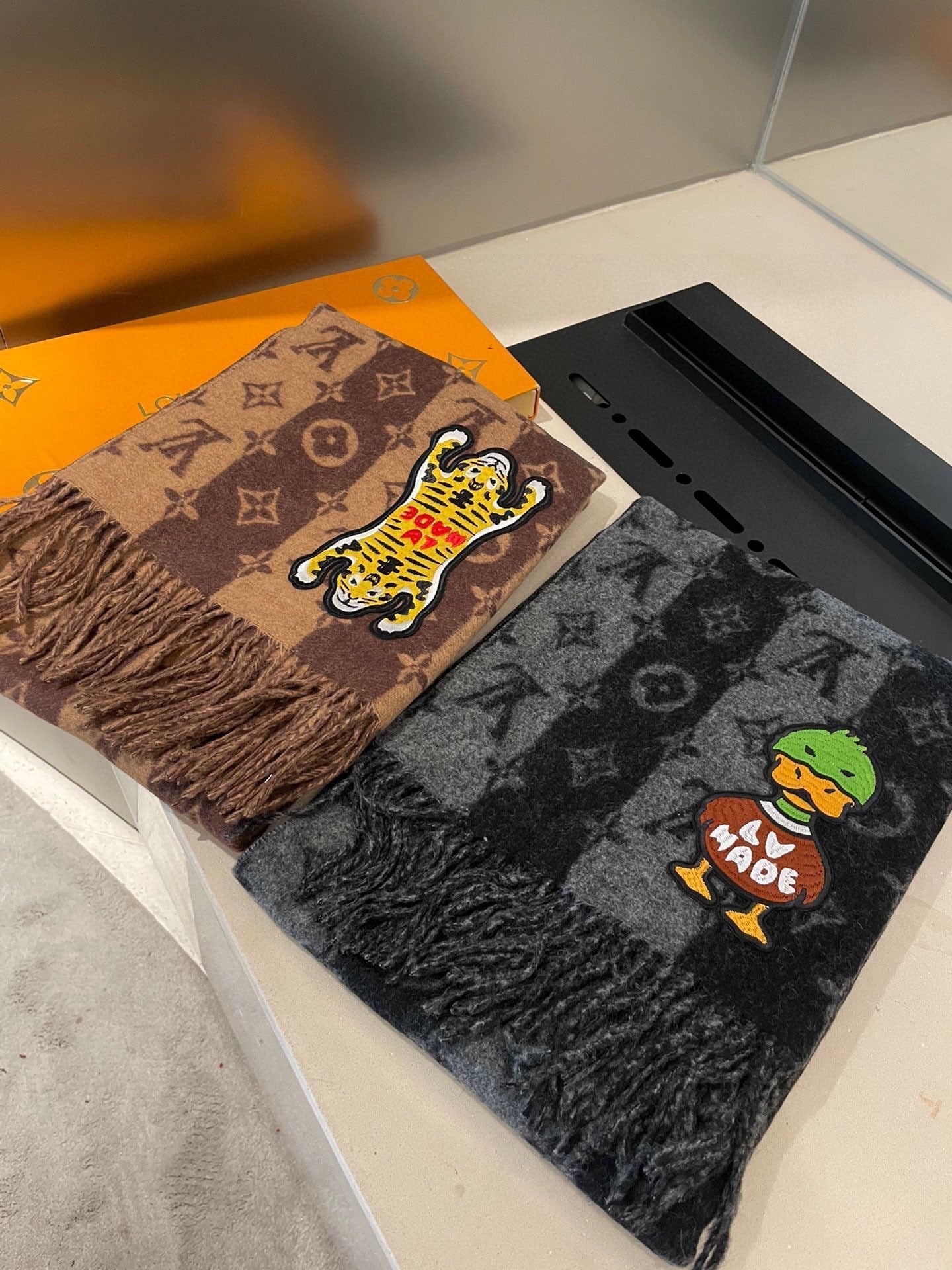 TIGER PATTERN SCARF 205 CM IN BLACK CASHMERE 390875 mysite