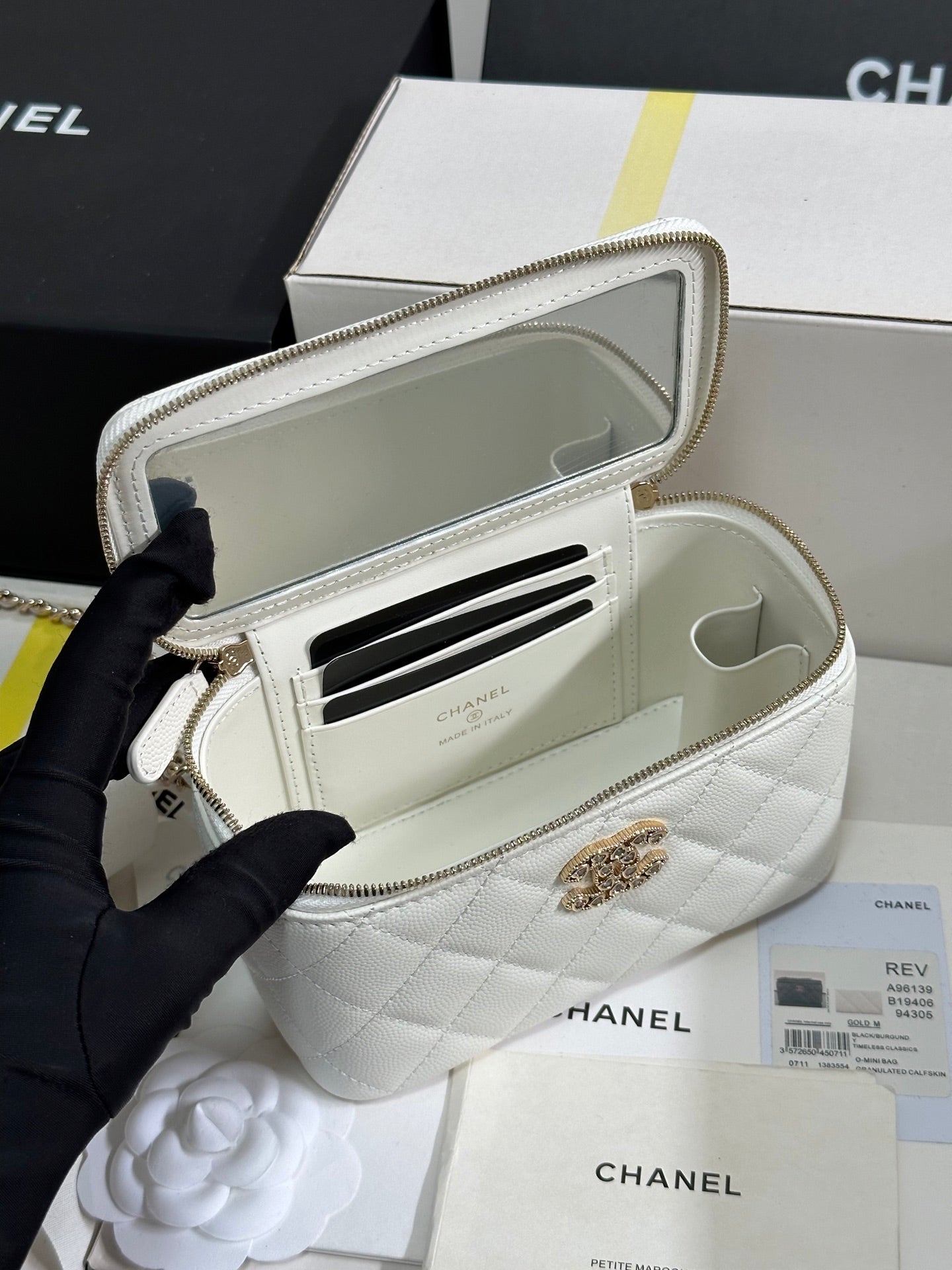 CC 25C Vanity Case 17cm White Caviar Leather Heart Rhinestone Light Gold Hardware 243421 mysite