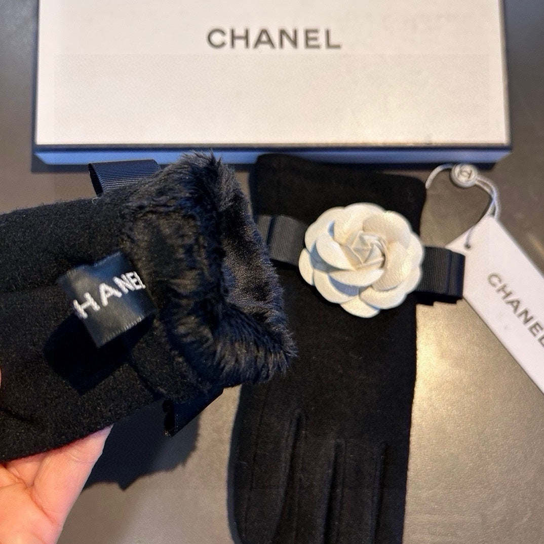 GLOVES IN BLACK WOOL WITH WHITE FLOWER 456326 mysite