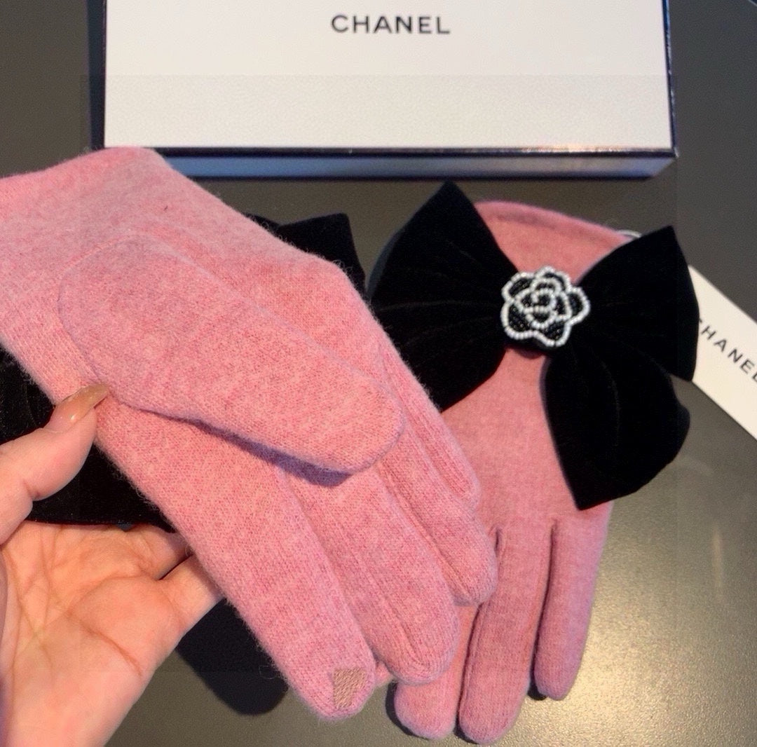 GLOVES IN FLAMINGO PINK WOOL WITH LARGE BLACK BOW 464995 mysite