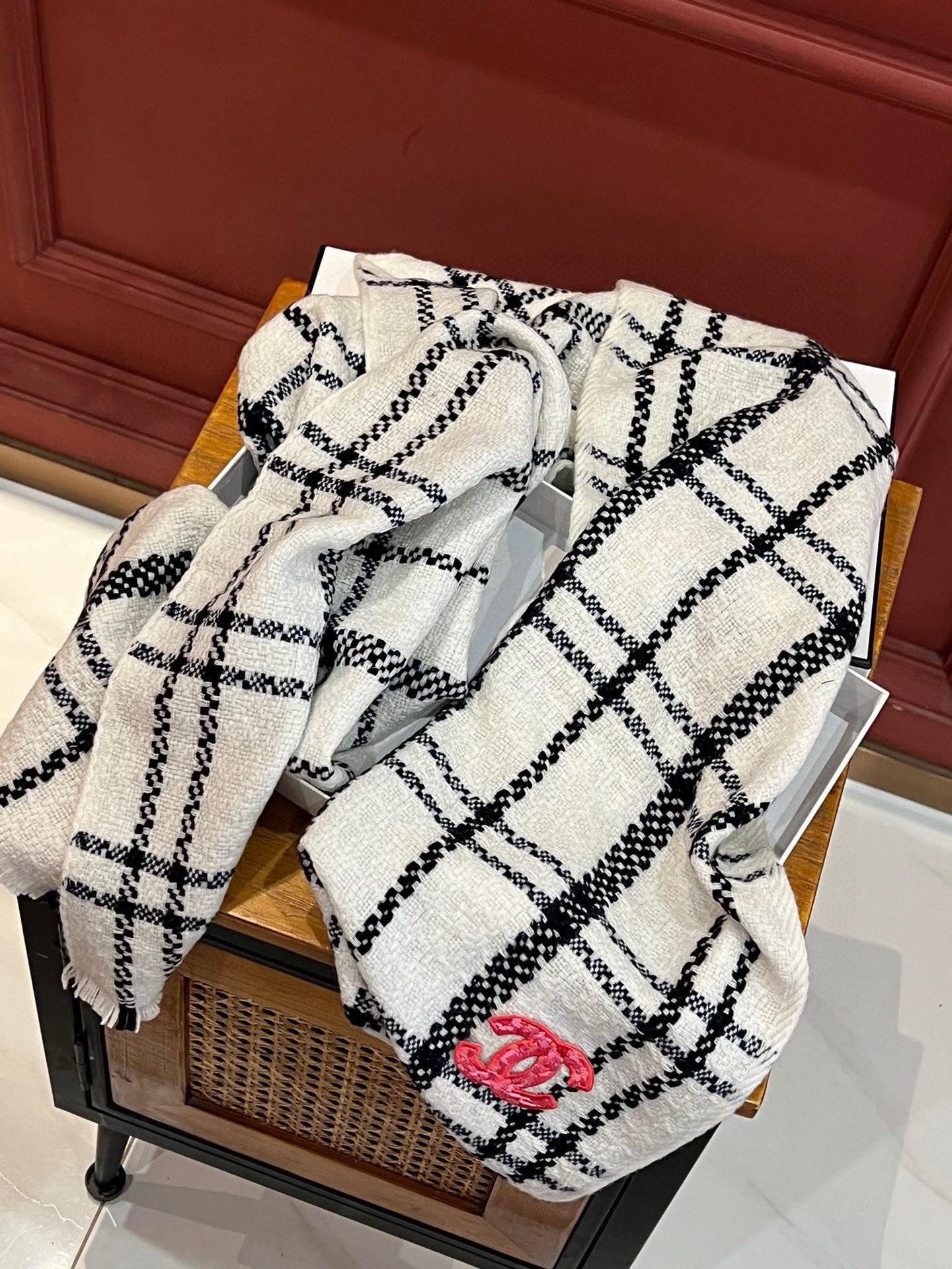 SCARF 190 CM IN WHITE MIX BLACK CASHMERE WITH RED LOGO 396472 mysite