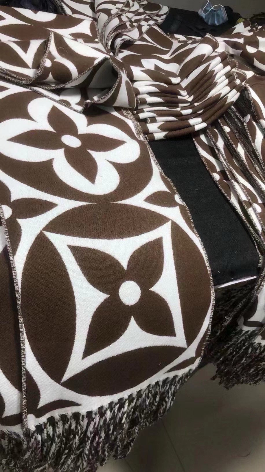 MEDALLION SCARF 235 CM IN CHOCOLATE BROWN MIX WHITE WOOL 399900 mysite