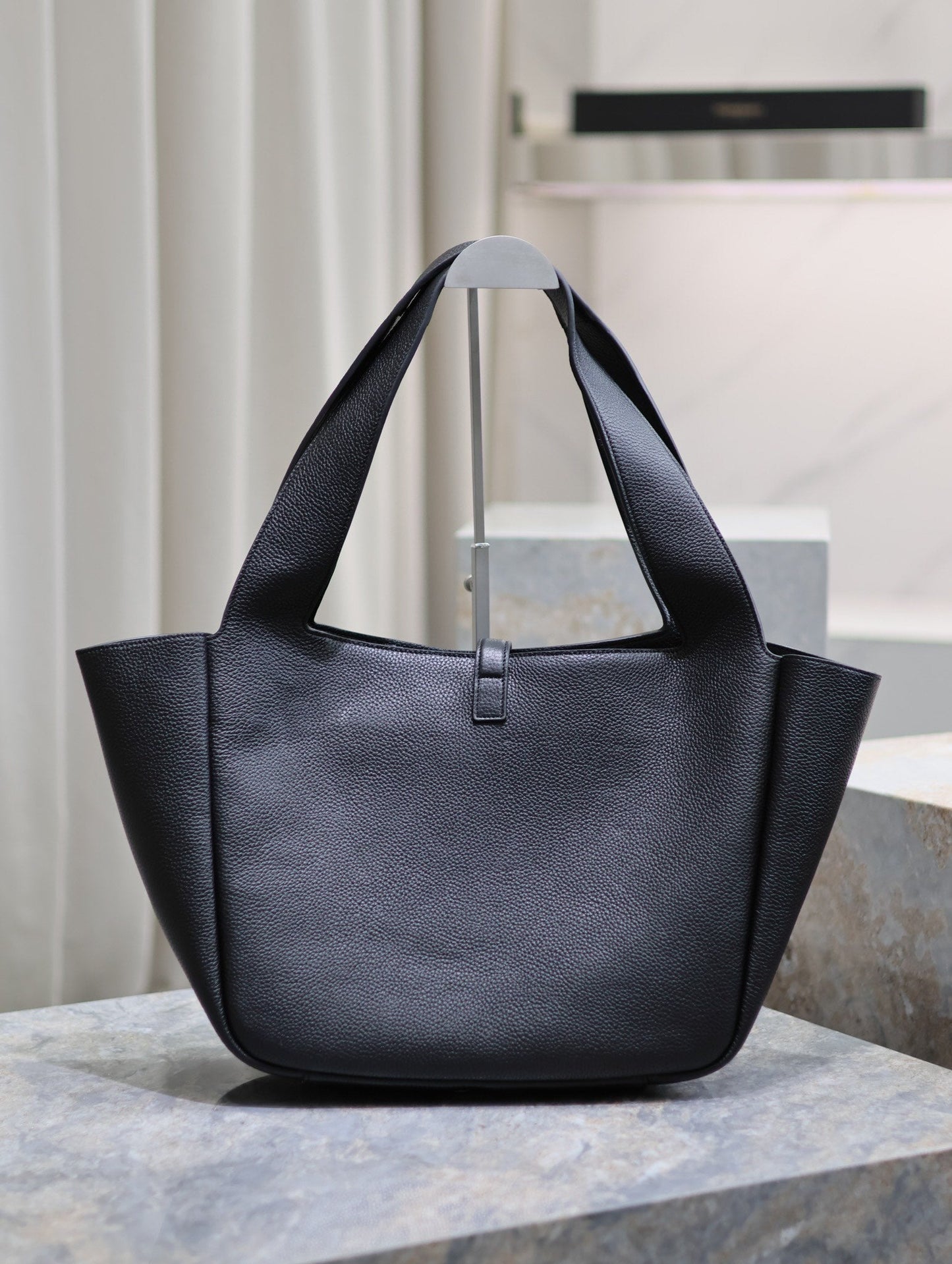 LE 5 À 7 BEA TOTE BAG 50 IN BLACK LAMBSKIN GOLD LOGO mysite