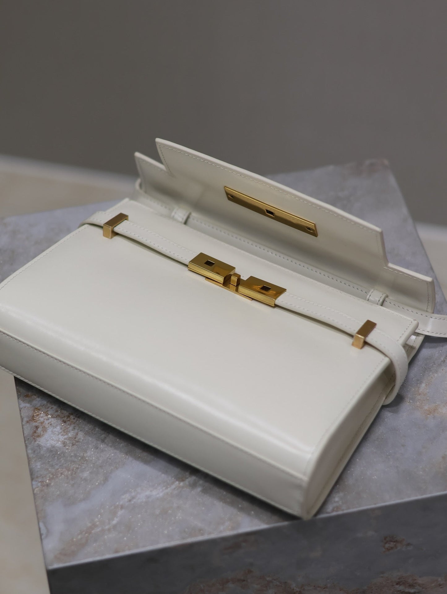 MANHATTAN SMALL 24 IN WHITE SMOOTH LAMBSKIN GOLD HARDWARE mysite