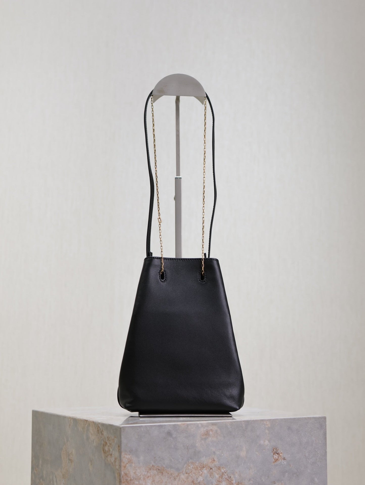 POCHON BUCKET BAG 20 IN BLACK LAMBSKIN GOLD HARDWARE mysite