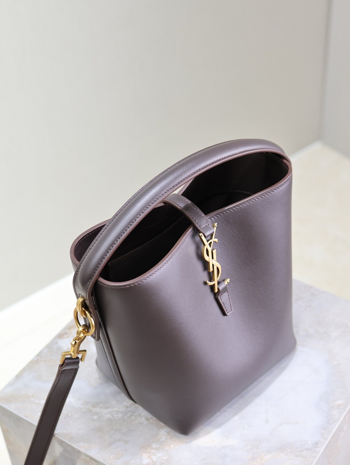 LE 37 SMALL BUCKET BAG 20 IN BRUNETTE BROWN CALFSKIN GOLD HARDWARE mysite