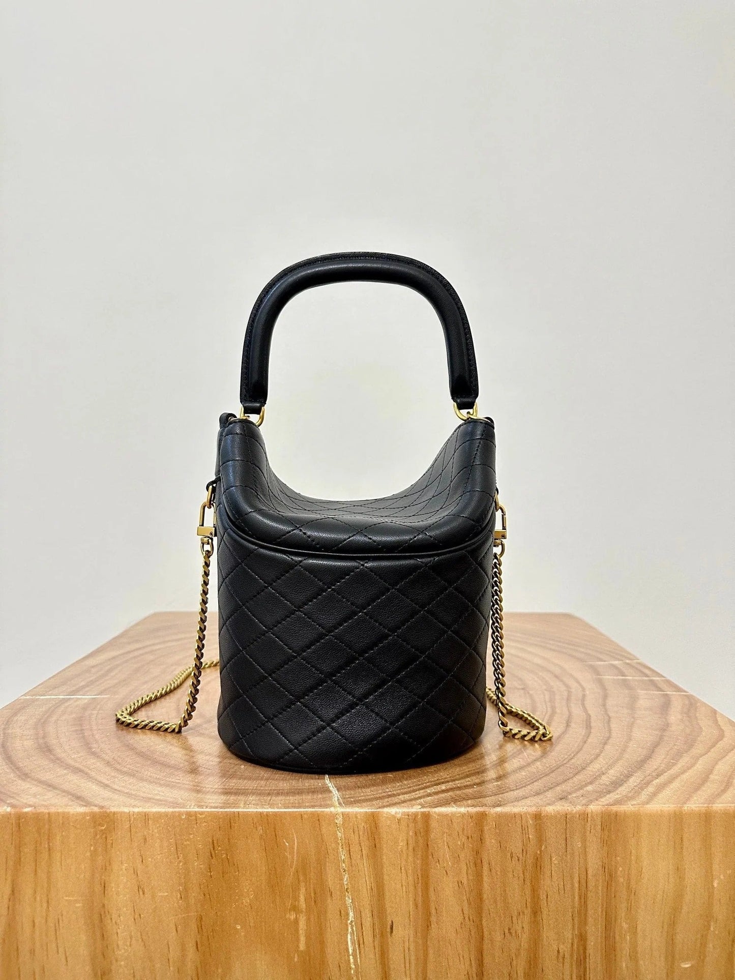 19 FLAP BUCKET BAG BLACK CALFSKIN mysite