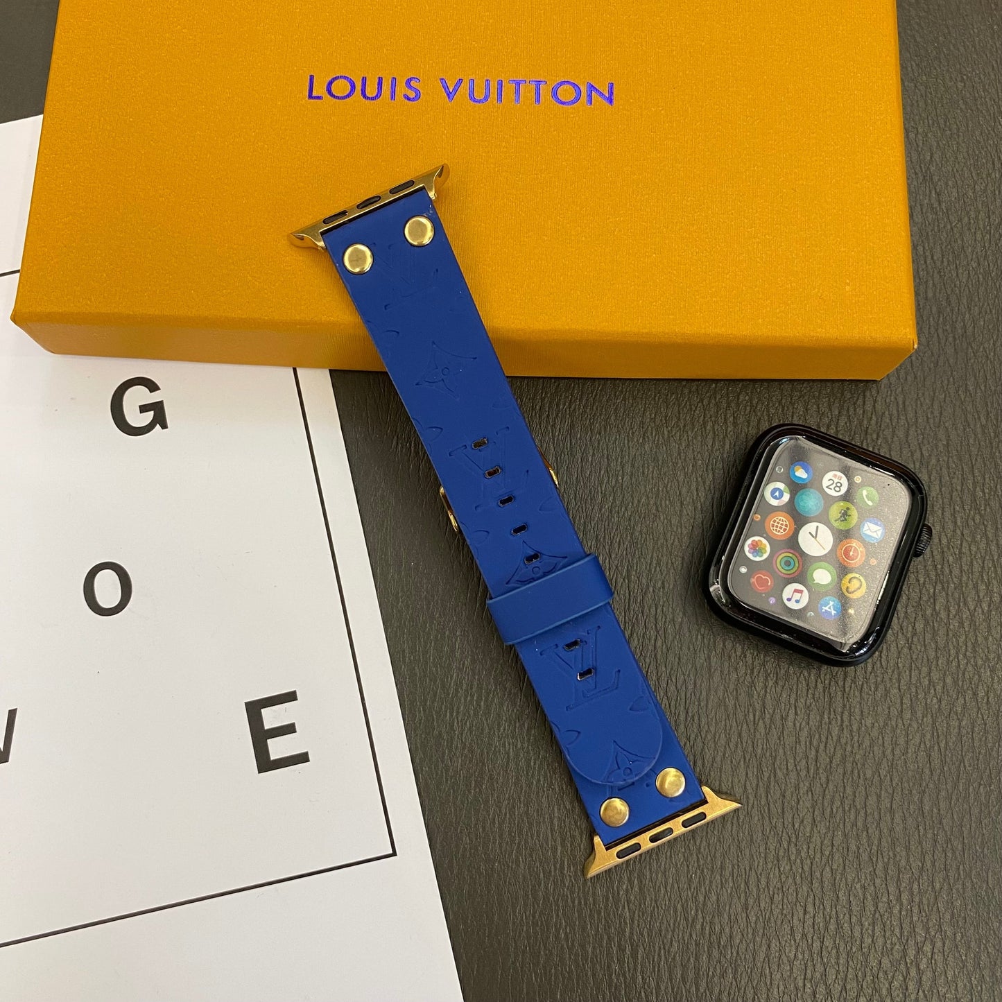Bracelet de rechange Apple avec décoration en rivets et monogramme en relief WATCH BANDS mysite