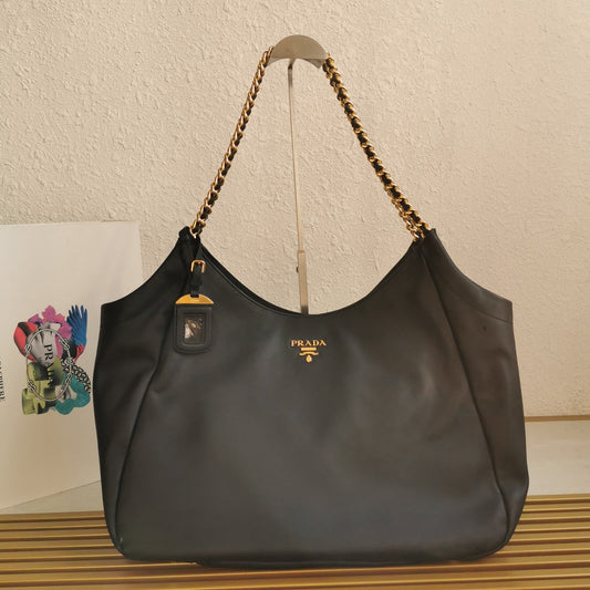 CHAIN TOTE 39 SOFT BLACK CALFSKIN mysite