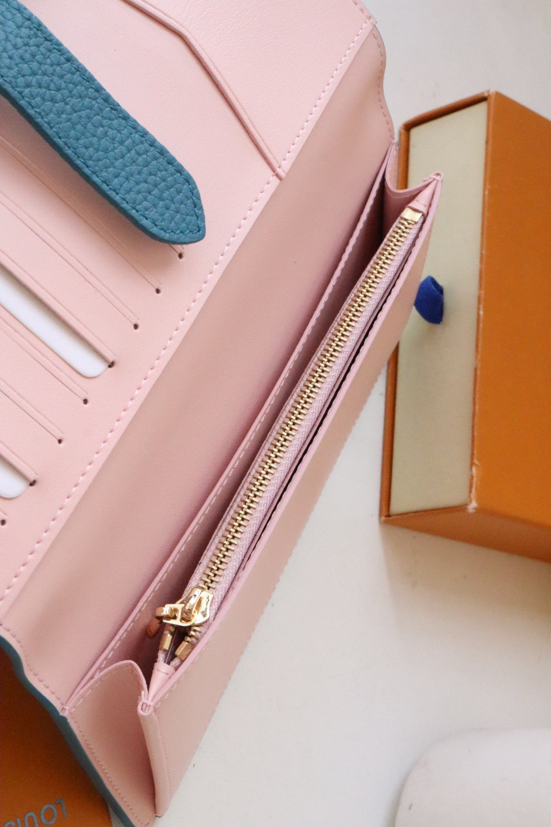 VERTICAL WALLET CAPUCINES CLOUD BLUE mysite