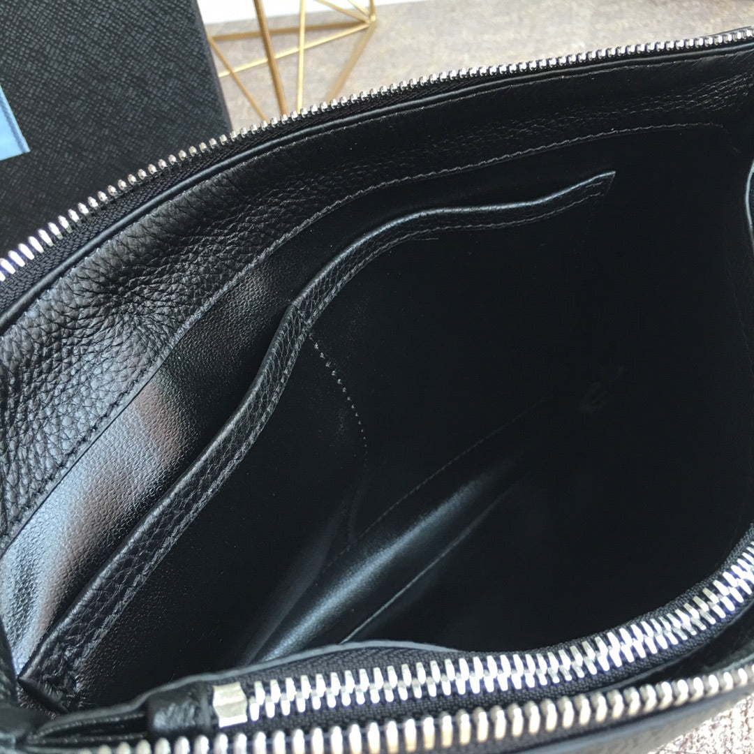 CLUTCH 29 IN BLACK GRAINED CALFSKIN SILVER HARDWARE mysite