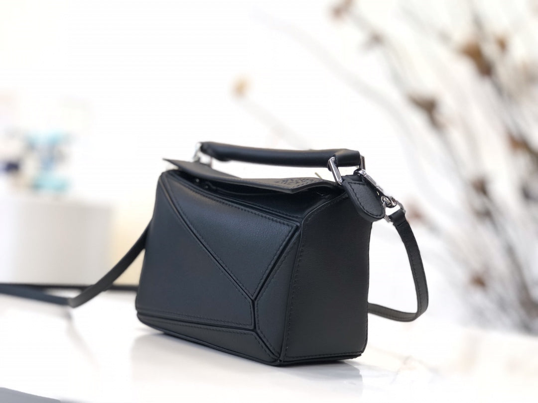 LOE MINI 18 PUZZLE BAG IN BLACK CALFSKIN mysite