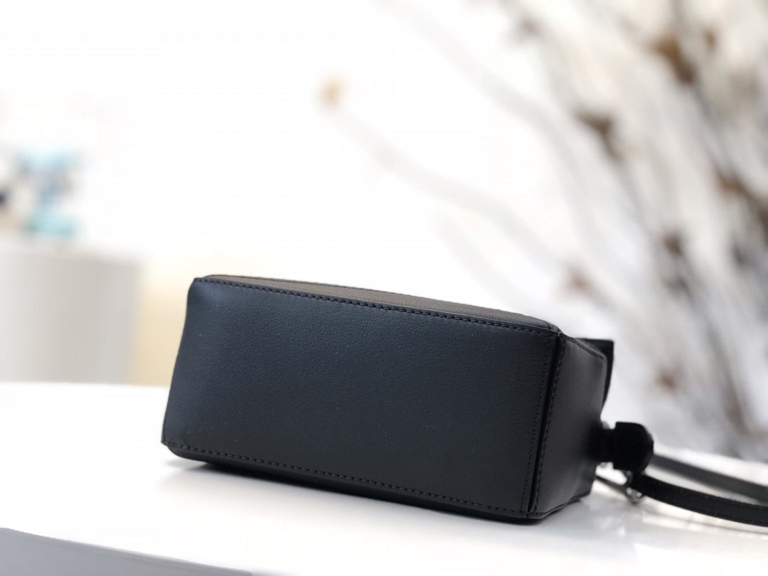 LOE MINI 18 PUZZLE BAG IN BLACK CALFSKIN mysite