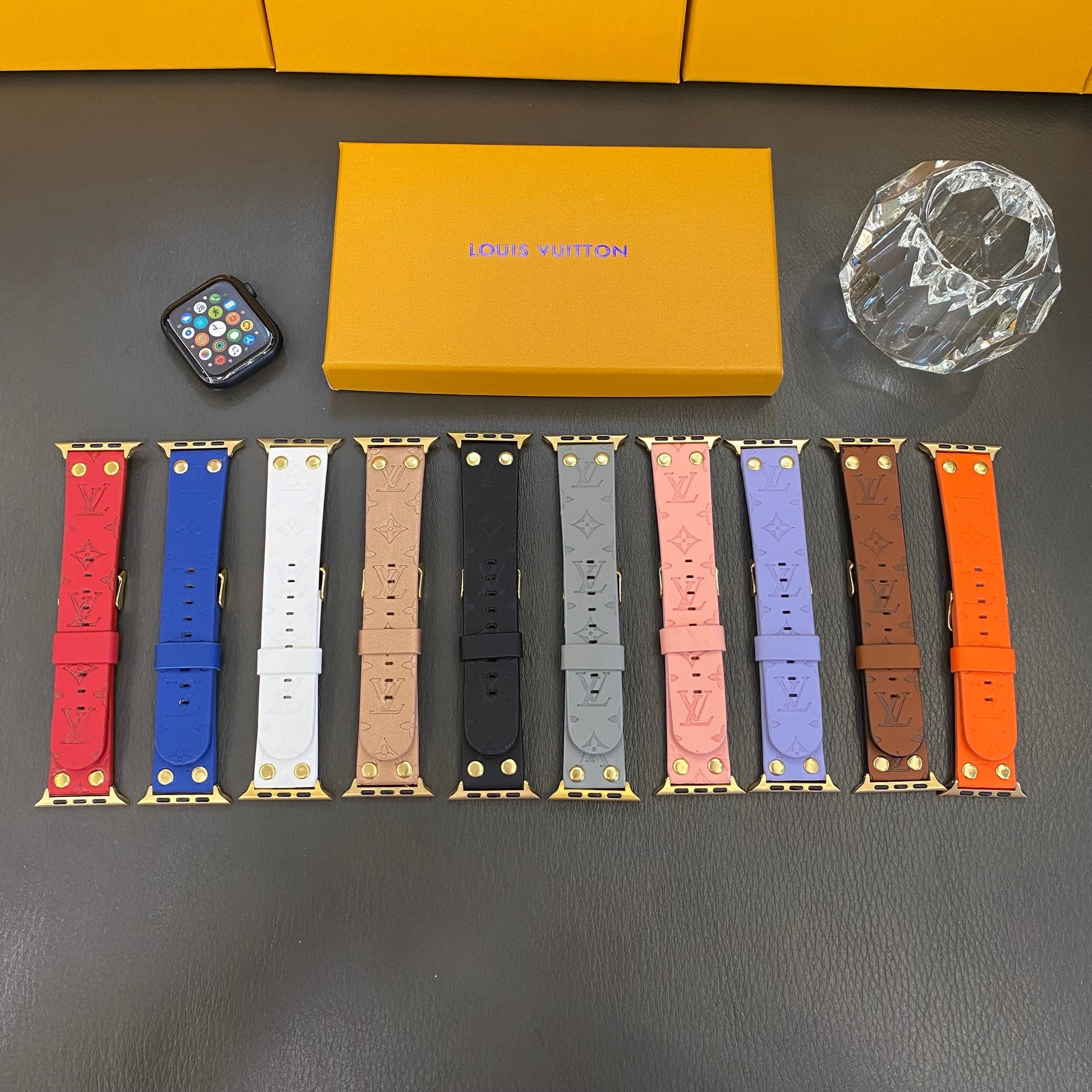 Bracelet de rechange Apple avec décoration en rivets et monogramme en relief WATCH BANDS mysite