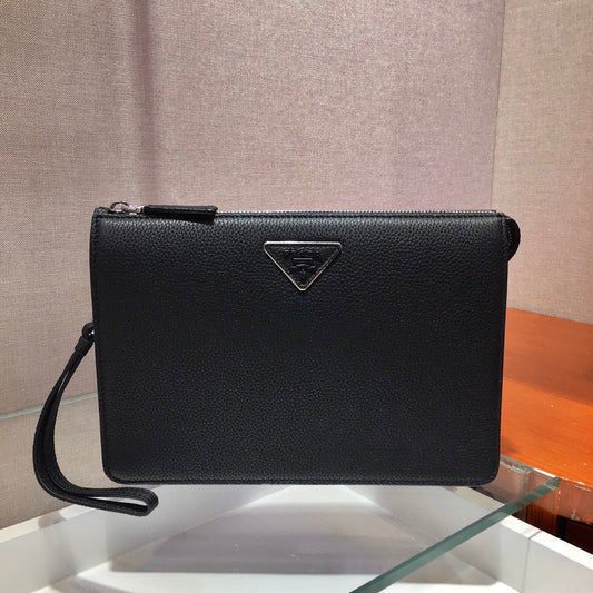 CLUTCH 26 IN BLACK GRAINED CALFSKIN TRIANGLE LOGO mysite