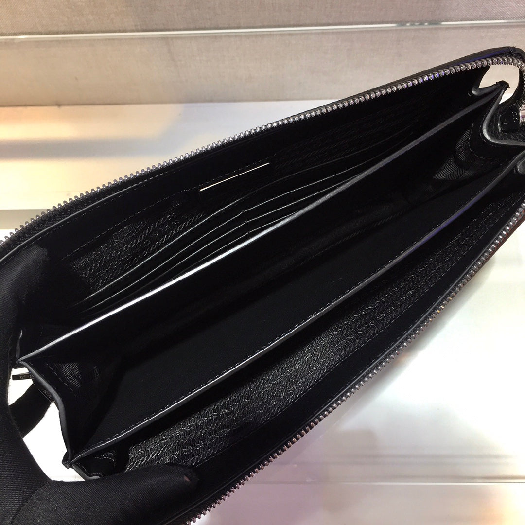 CLUTCH 26 IN BLACK GRAINED CALFSKIN TRIANGLE LOGO mysite