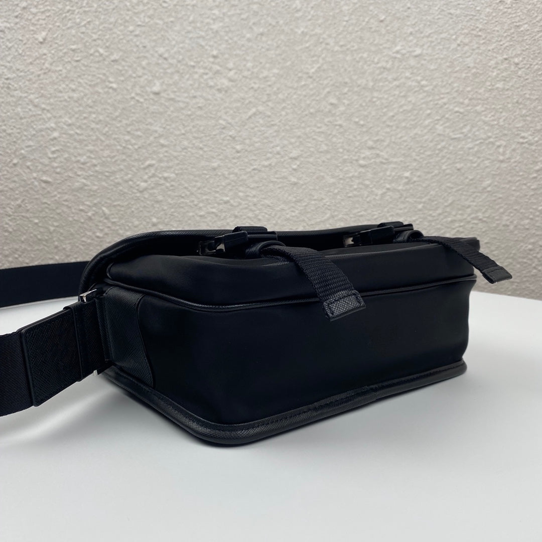 MESSENGER BAG 22 IN BLACK RE-NYLON mysite