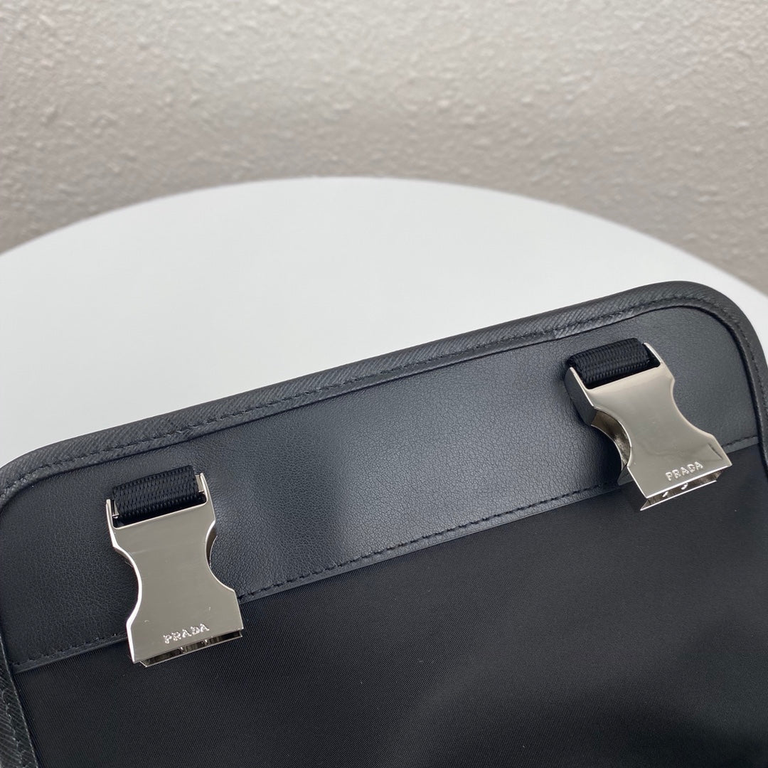 MESSENGER BAG 22 IN BLACK RE-NYLON mysite