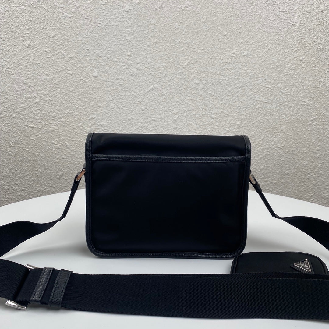 MESSENGER BAG 22 IN BLACK RE-NYLON mysite