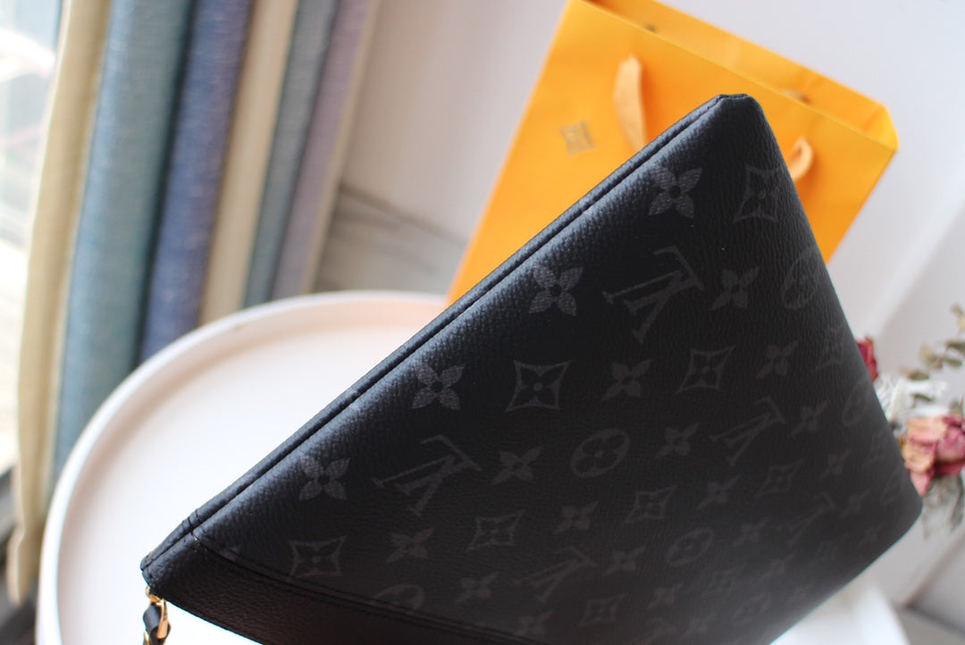 LV M62048 Daily Pouch Black Monogram Canvas & Cowhide mysite