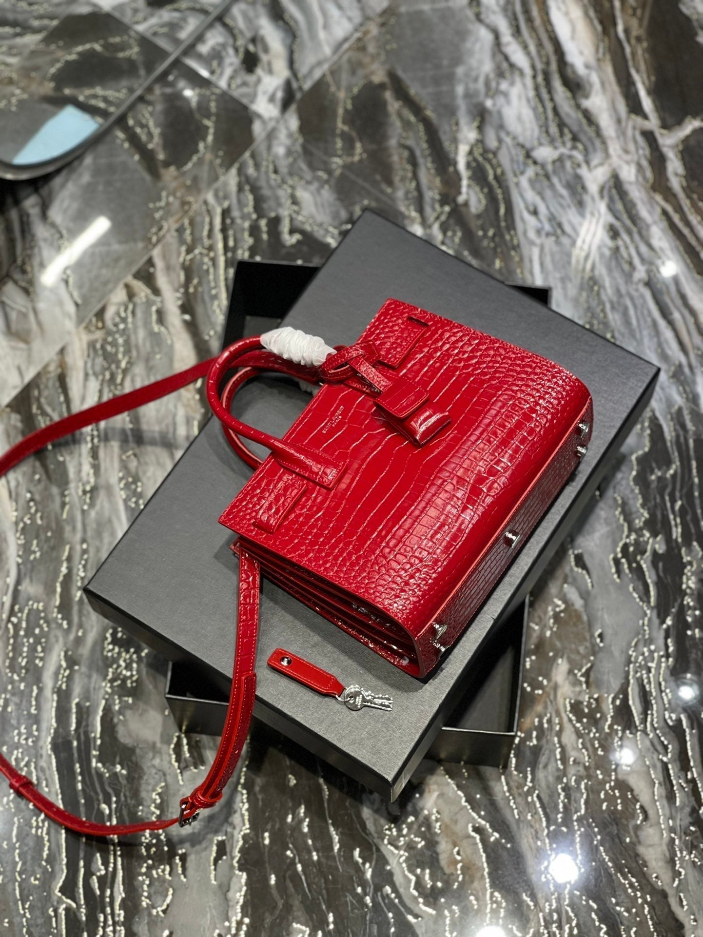 SAC DE JOUR NANO 22 RED CALFSKIN GOLD HARDWARE mysite