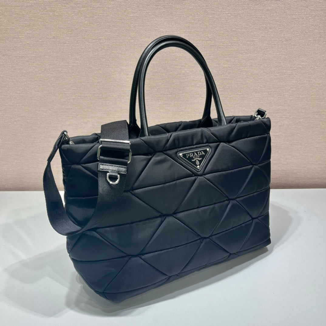TRIANGLE PATTERN TOTE BAG 33 IN BLACK QUILTED RE-NYLON mysite