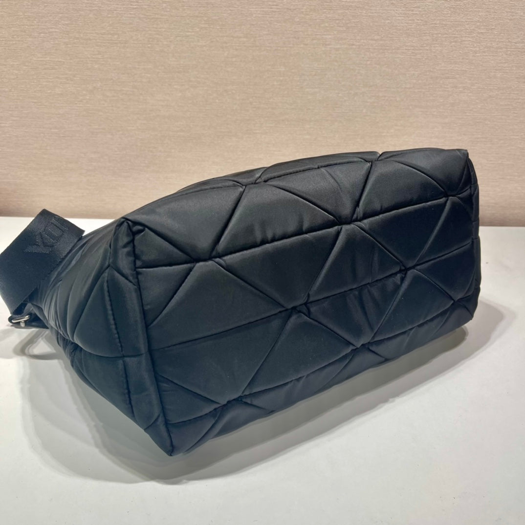 TRIANGLE PATTERN TOTE BAG 33 IN BLACK QUILTED RE-NYLON mysite