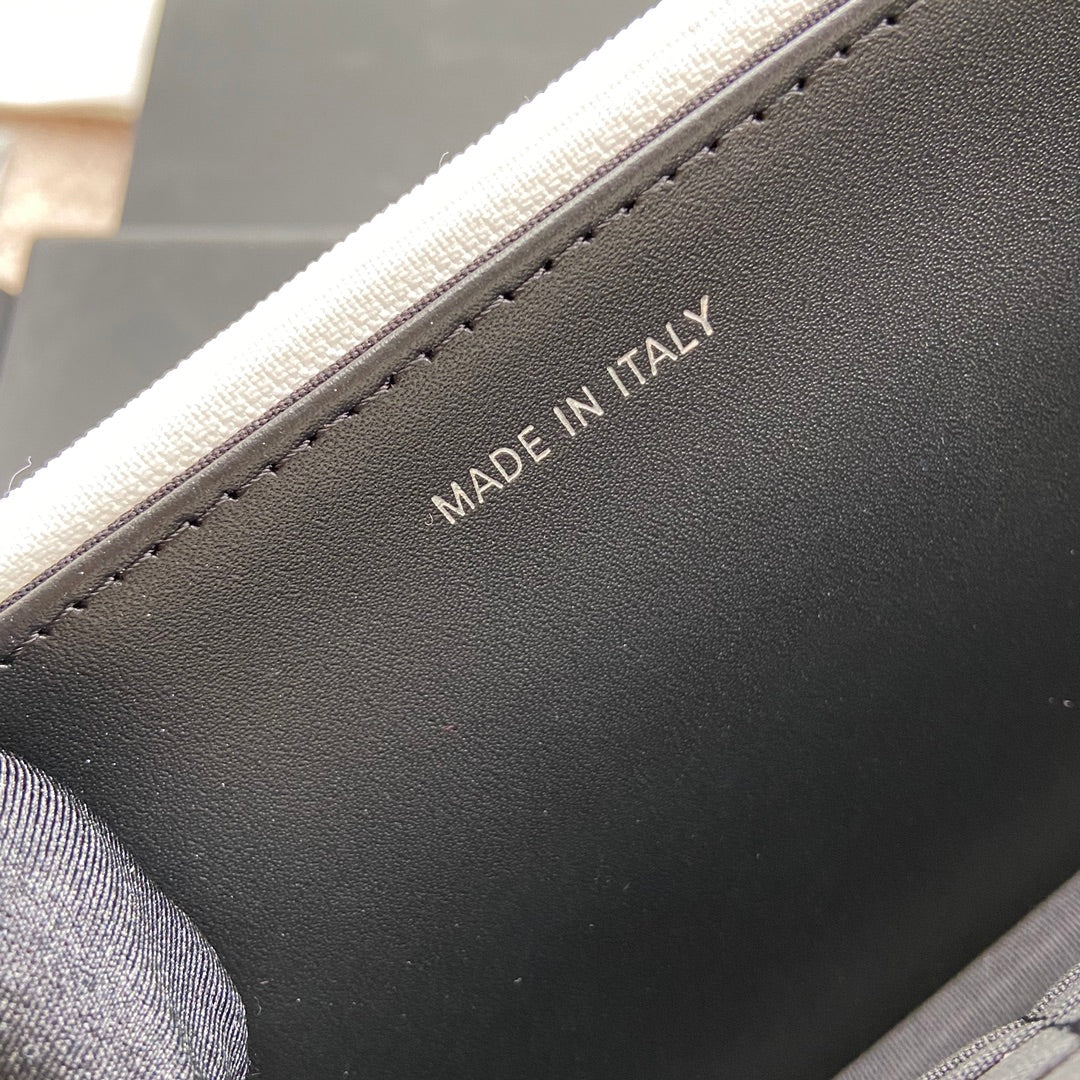 CC Classic Woc 20cm White Grained Calfskin Black Hardware mysite