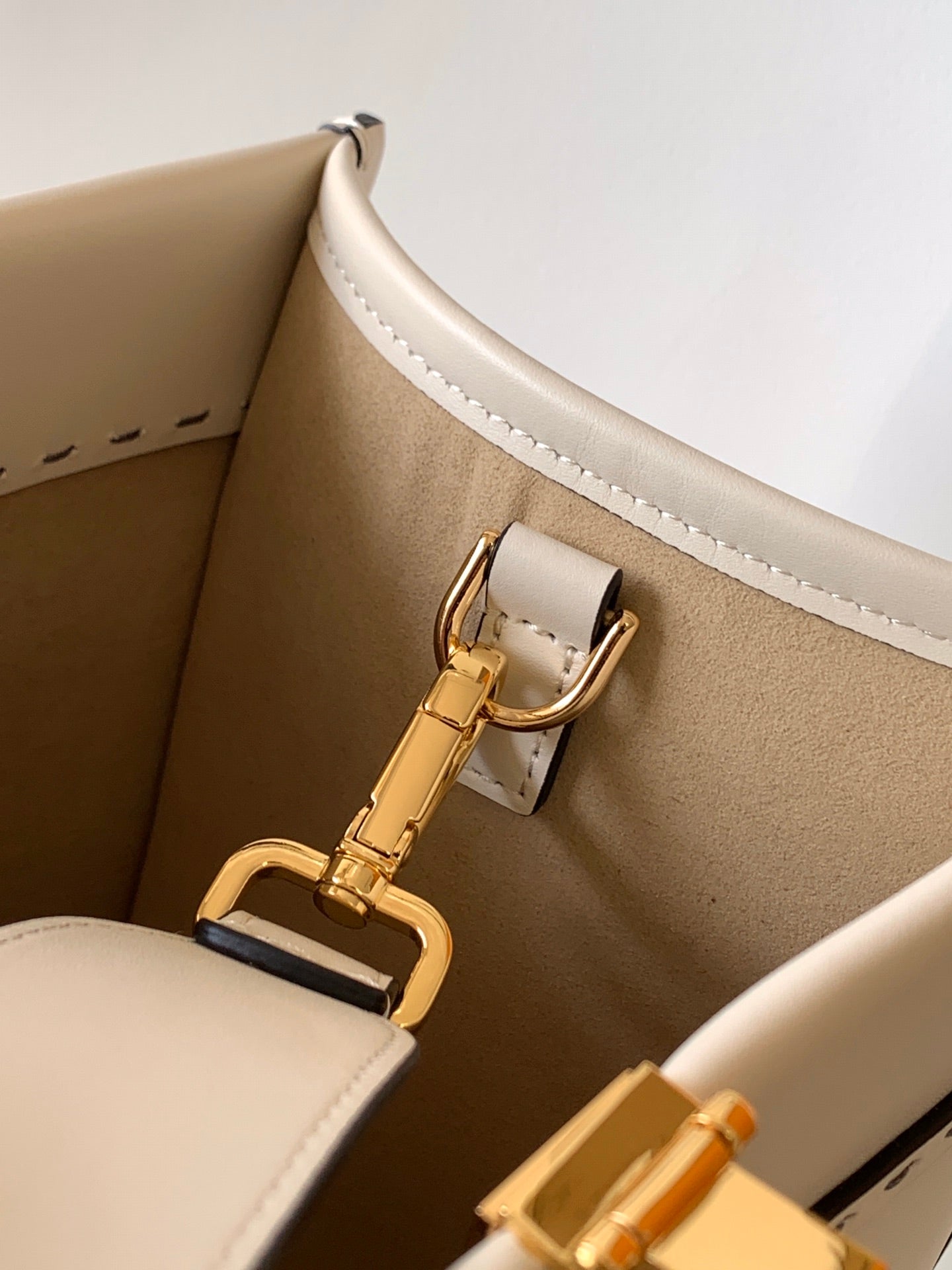 Fend Sunshine Medium Bag 35 White Leather mysite