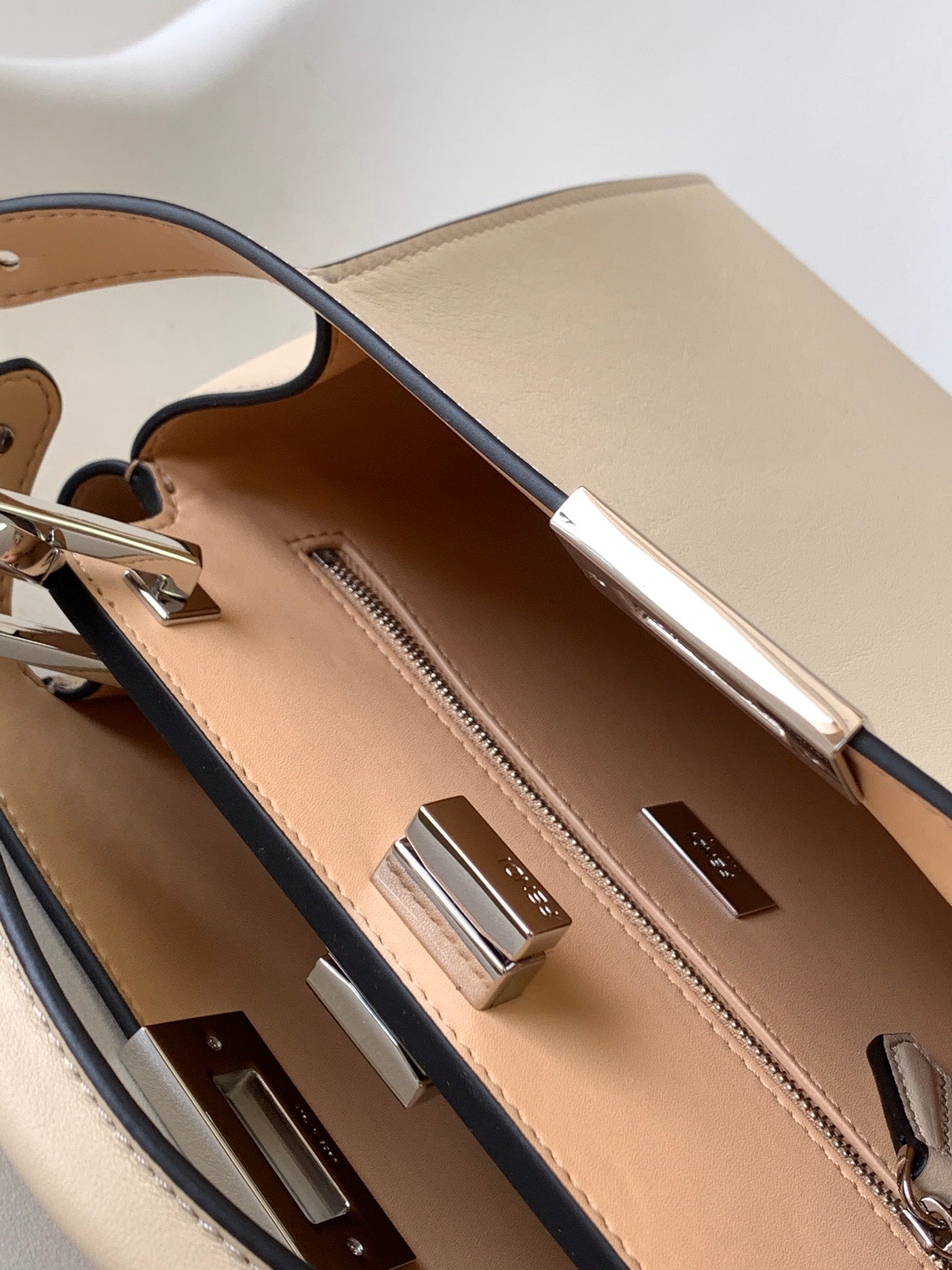 Peekaboo ISeeU Small 27cm Bag ivory lambskin gold hardware mysite