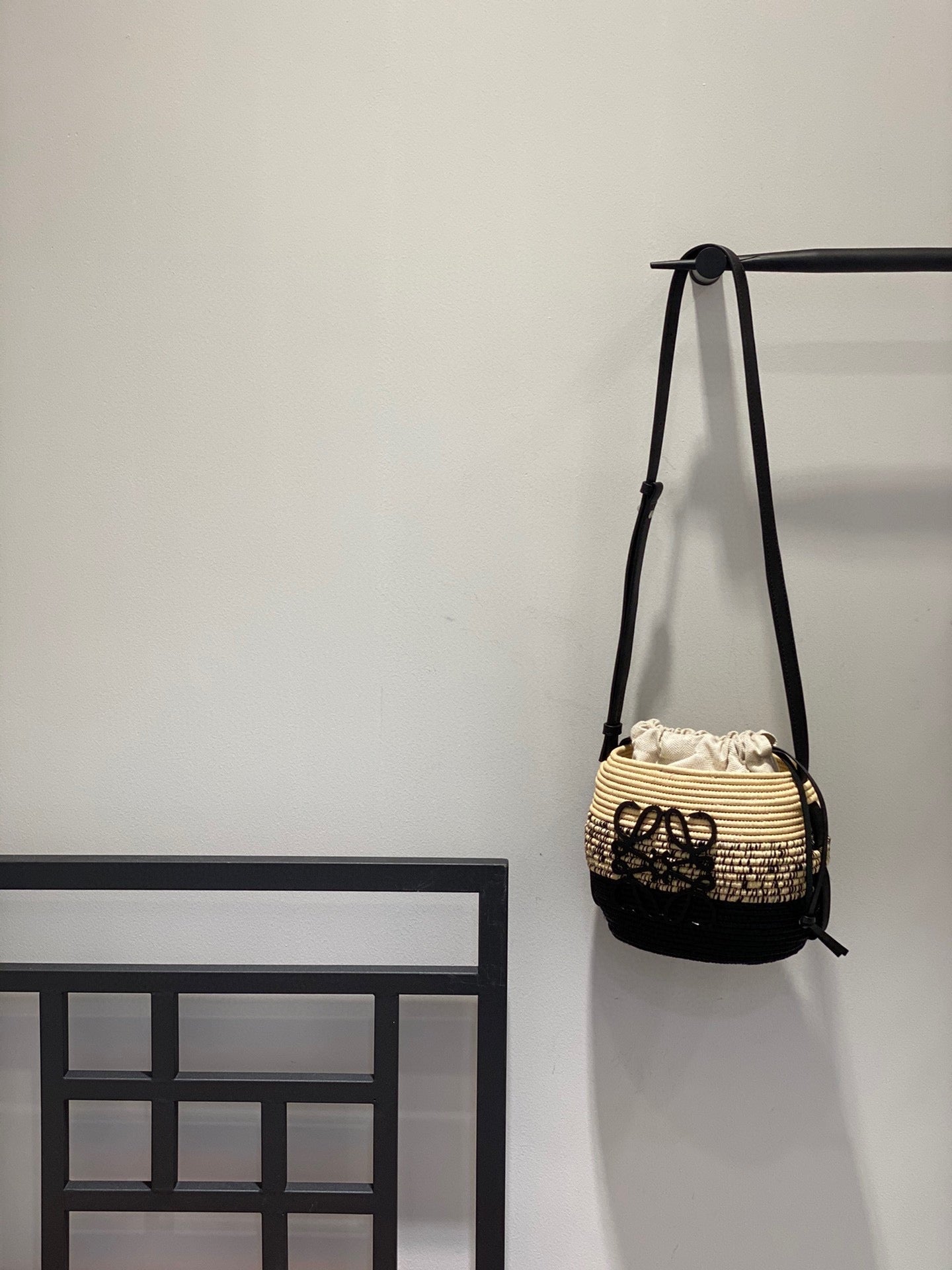 LOE 18 ANAGRAM BASKET BAG IN BLACK AND NATURAL RAFFIA mysite
