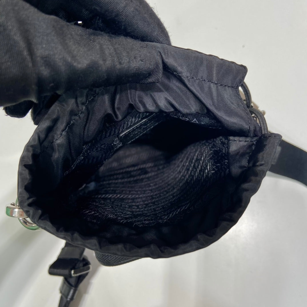 PHONE BAG 18 IN BLACK RE-NYLON mysite