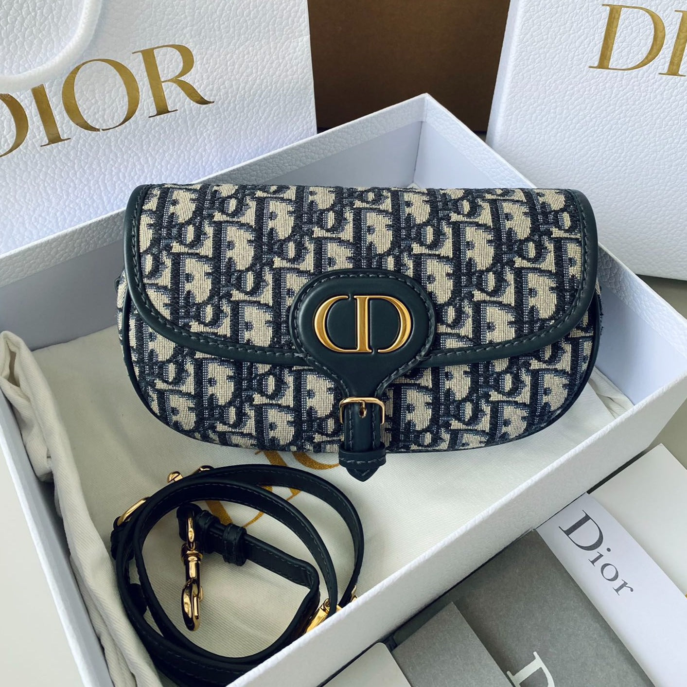 medium cd east west bobby 22cm blue oblique canvas mysite