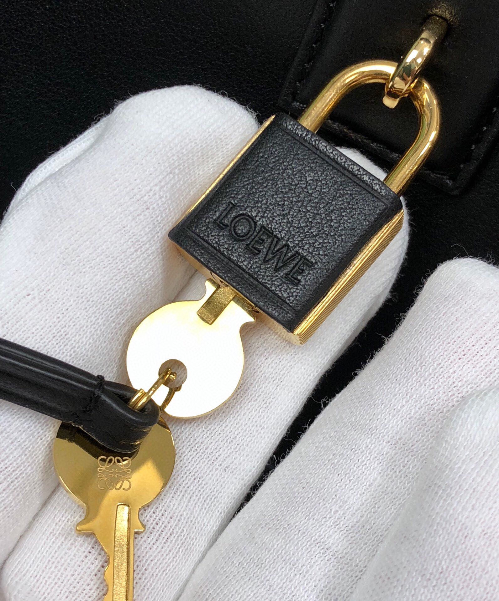 LOE AMAZONA 19 BAG IN BLACK NAPPA CALFSKIN mysite