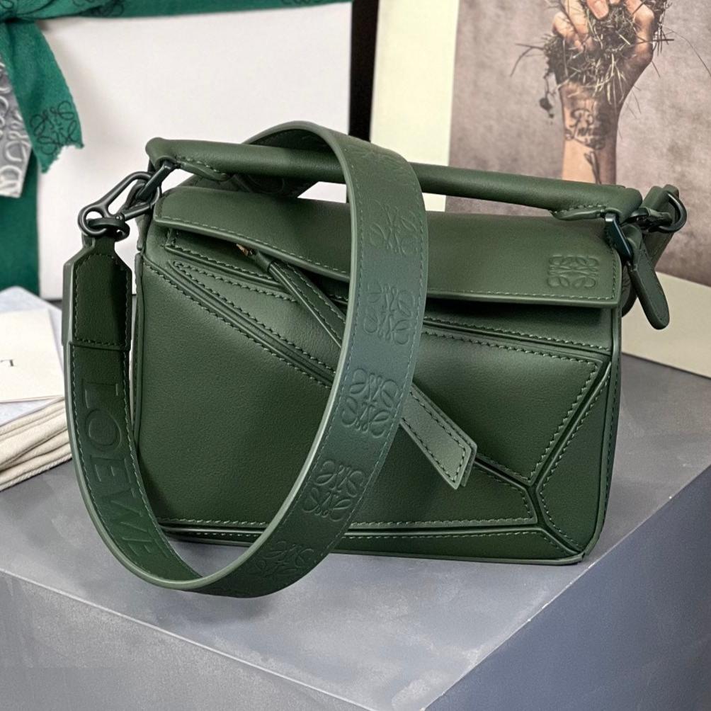 LOE MINI 18 PUZZLE BAG IN BOTTLE GREEN SATIN CALFSKIN mysite