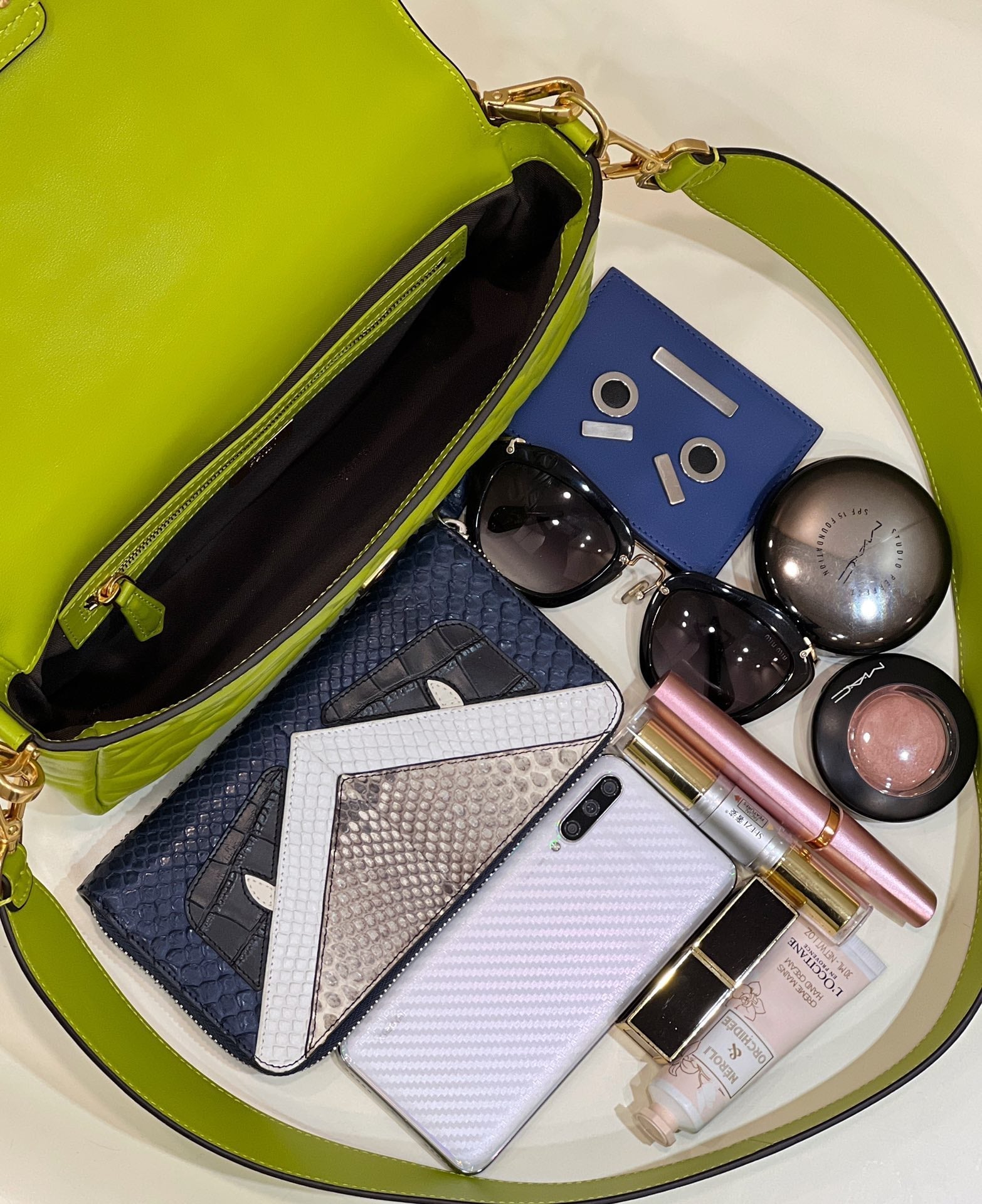 BAGUETTE WITH FF MOTIF 27 IN LIMERICK SOFT LAMBSKIN GOLD HARDWARE mysite