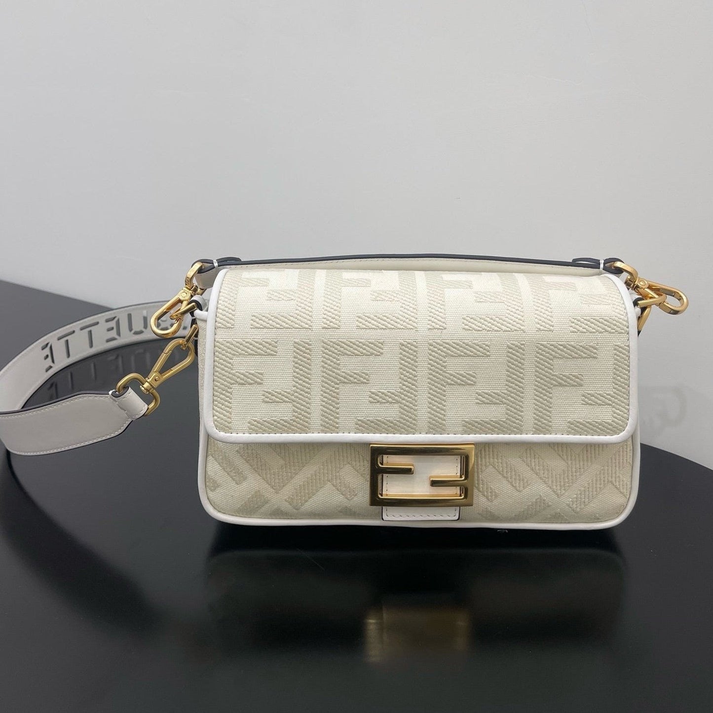 FENDI 26 BAGUETTE WHITE NAPPA LEATHER BAG WITH GOLD HARDWARE mysite
