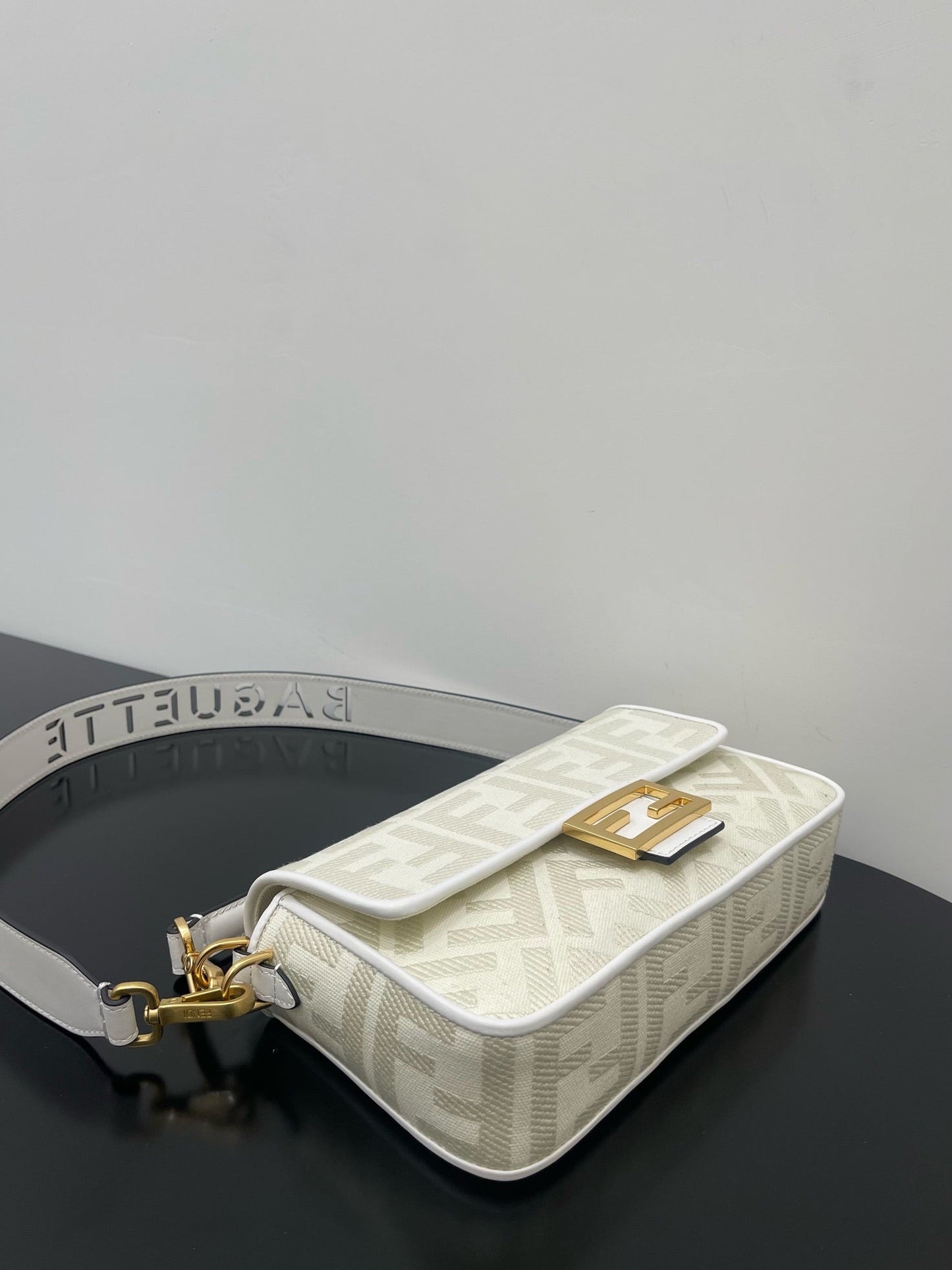 FENDI 26 BAGUETTE WHITE NAPPA LEATHER BAG WITH GOLD HARDWARE mysite