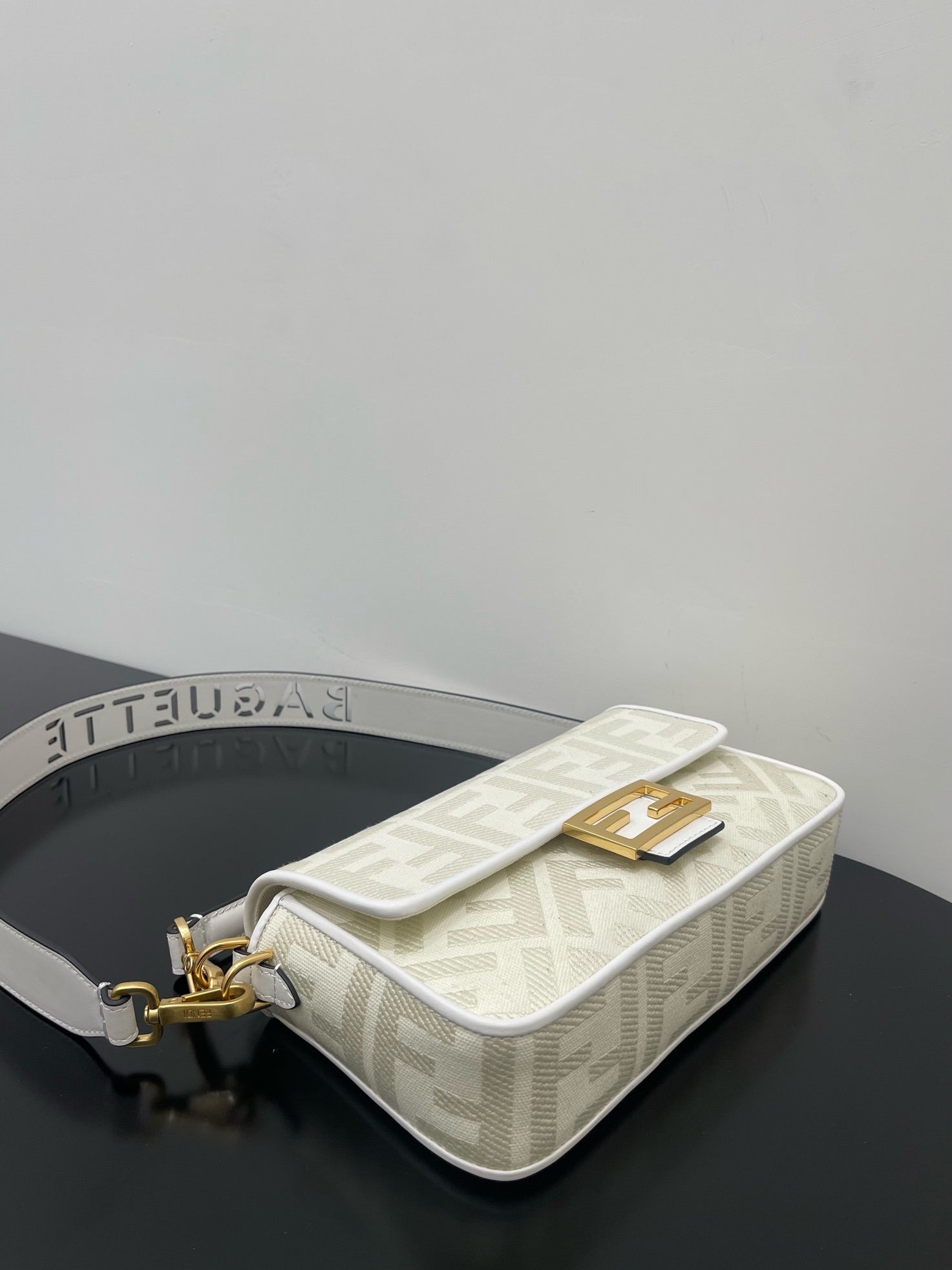 FENDI 26 BAGUETTE WHITE NAPPA LEATHER BAG WITH GOLD HARDWARE mysite