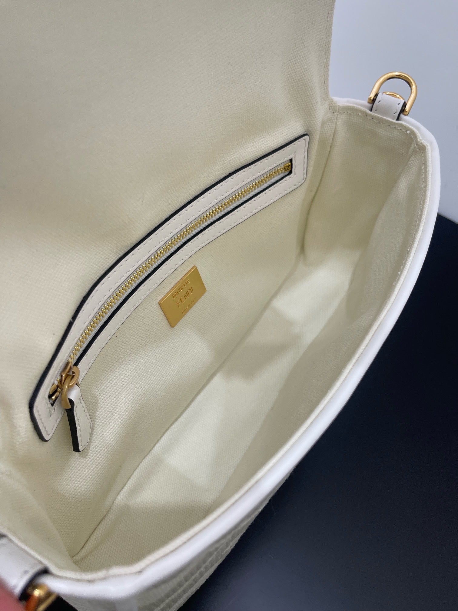 FENDI 26 BAGUETTE WHITE NAPPA LEATHER BAG WITH GOLD HARDWARE mysite