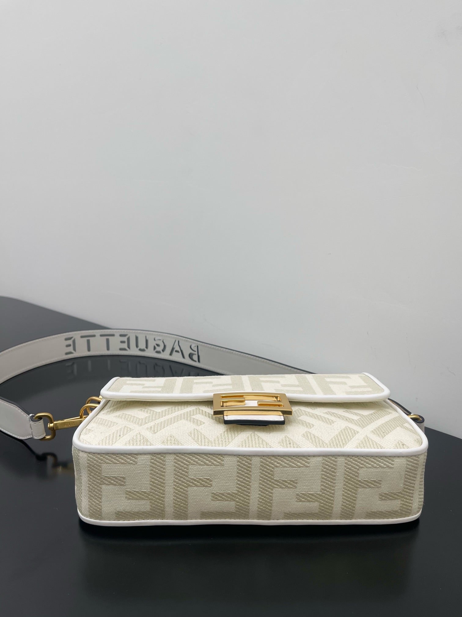 FENDI 26 BAGUETTE WHITE NAPPA LEATHER BAG WITH GOLD HARDWARE mysite