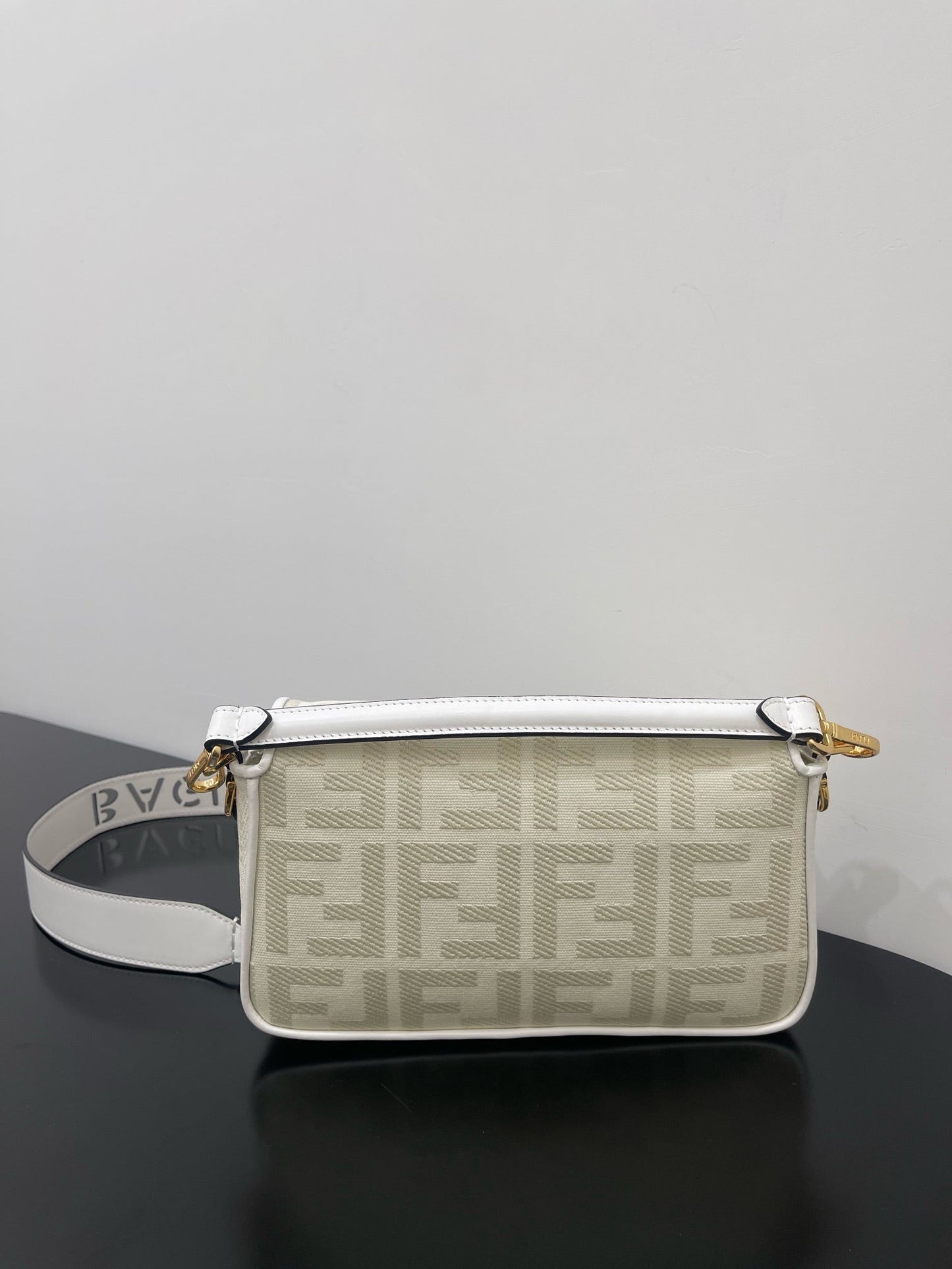 FENDI 26 BAGUETTE WHITE NAPPA LEATHER BAG WITH GOLD HARDWARE mysite